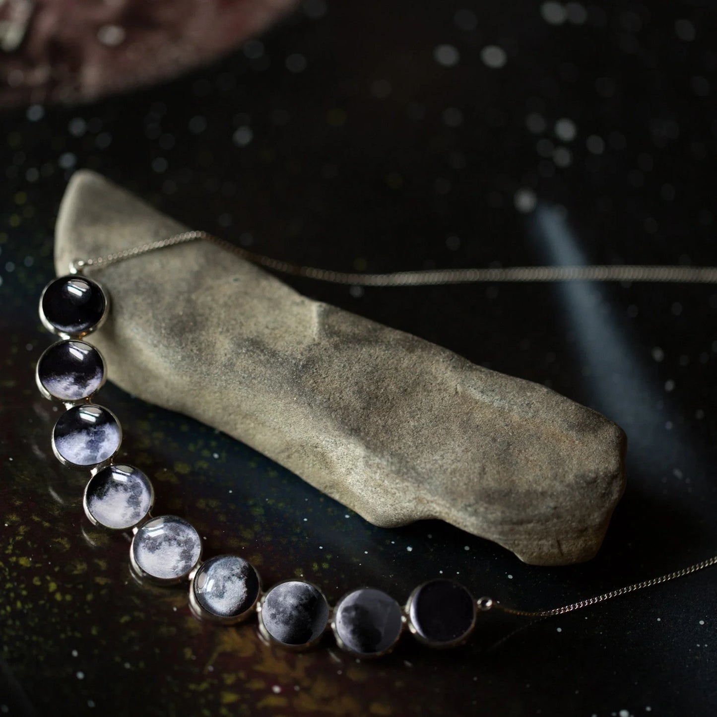 Curved Moon Phase Necklace in Silver - minbolu -