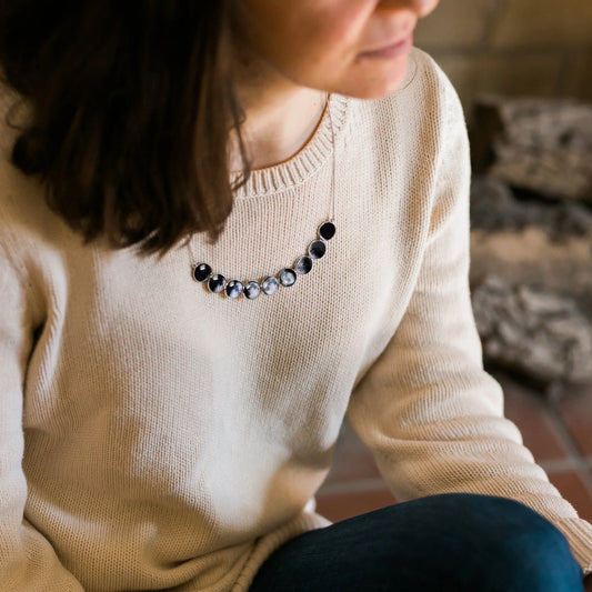 Curved Moon Phase Necklace in Silver - minbolu -