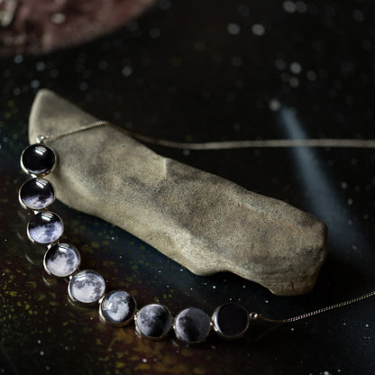 Curved Moon Phase Necklace in Silver - minbolu -