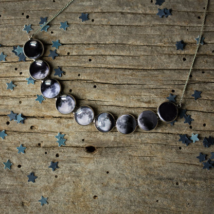 Curved Moon Phase Necklace in Silver - minbolu -