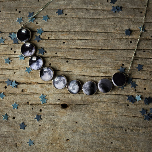 Curved Moon Phase Necklace in Silver - minbolu -
