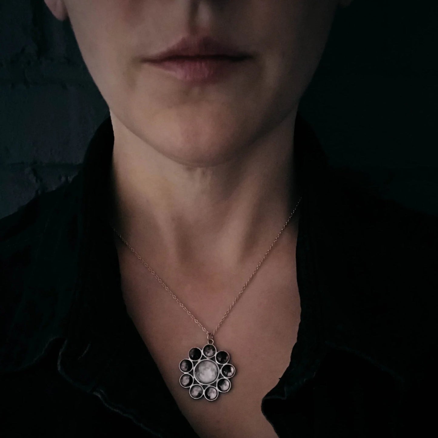 Moon Phase Halo Pendant - minbolu
