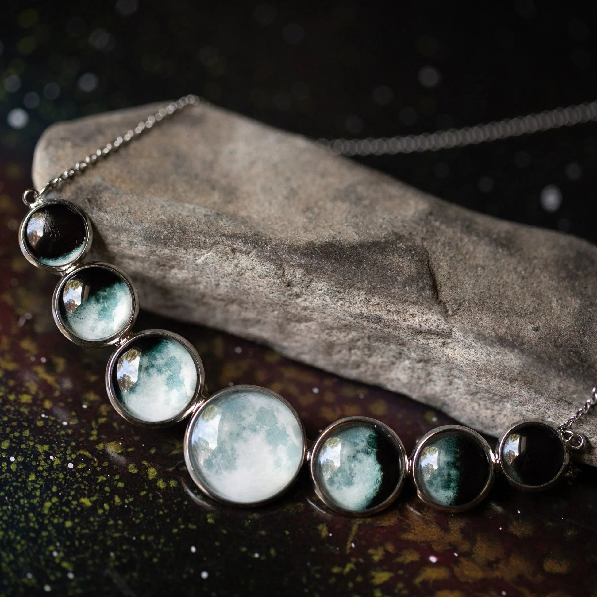 Varying Sized Curved Moon Phase Necklace in Silver - minbolu
